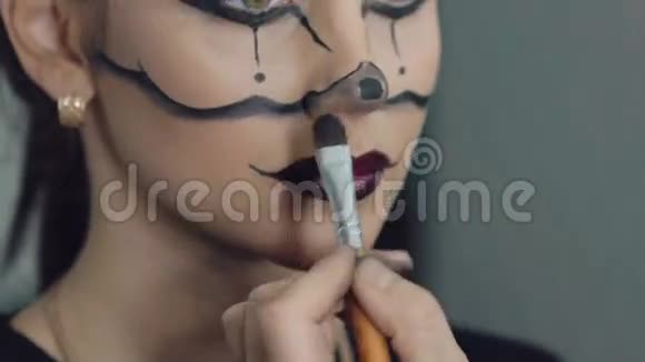 艺术家画女孩万圣节化妆艺术工作室视频的预览图