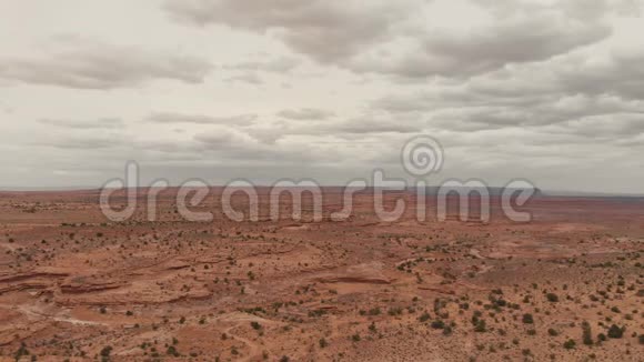 无人机在亚利桑那州纳瓦霍保留区的纪念碑山谷中飞过群山视频的预览图
