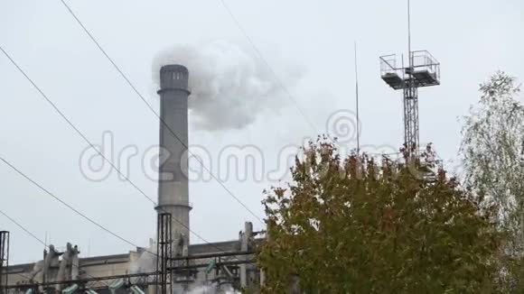 来自工厂烟囱的烟雾的空气污染云视频的预览图