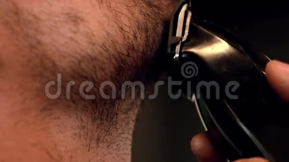 用电动剃须刀把人刮得更近视频的预览图