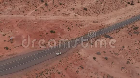 无人机在亚利桑那州纳瓦霍保留区的纪念碑山谷中飞过群山视频的预览图