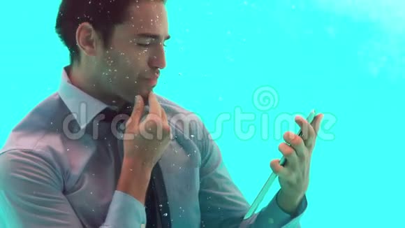 体贴的人在水下使用智能手机视频的预览图