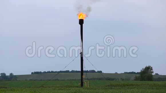 气炬在油田上燃烧相关天然气燃烧视频的预览图