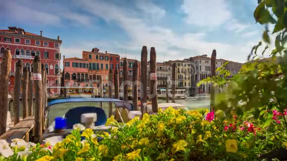 白天威尼斯餐馆海湾鲜花大运河交通4k时间流逝意大利视频的预览图