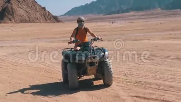骑着四人自行车的女孩骑着自行车穿越埃及沙漠以山脉为背景视频的预览图