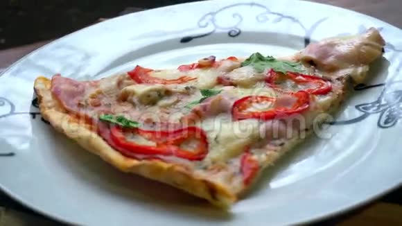 一块美味的意大利披萨视频的预览图