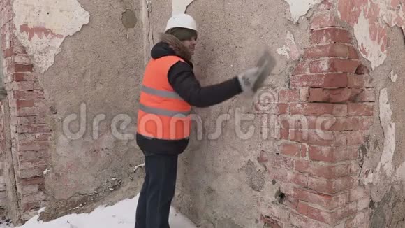 在旧墙附近使用磨具建造视频的预览图
