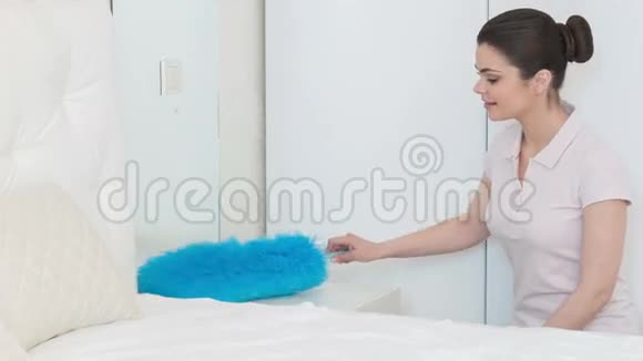 年轻的女人在打扫她的卧室视频的预览图