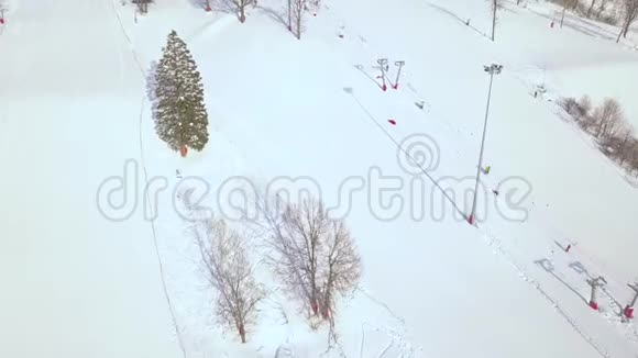 冬季活动滑雪和滑雪板雪坡鸟瞰滑雪场无人驾驶飞机观景台上的滑雪电梯视频的预览图