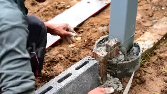 工人在水泥墙上砌砖视频的预览图