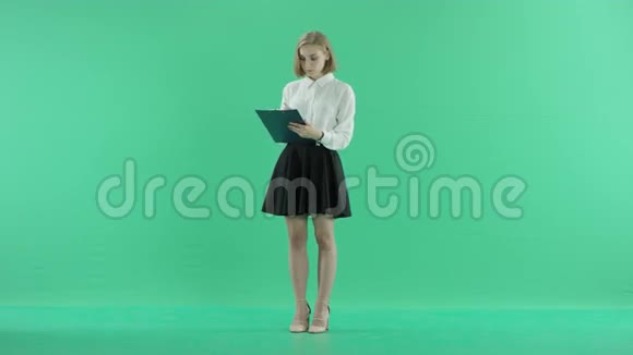 女人用写字板扇动自己视频的预览图