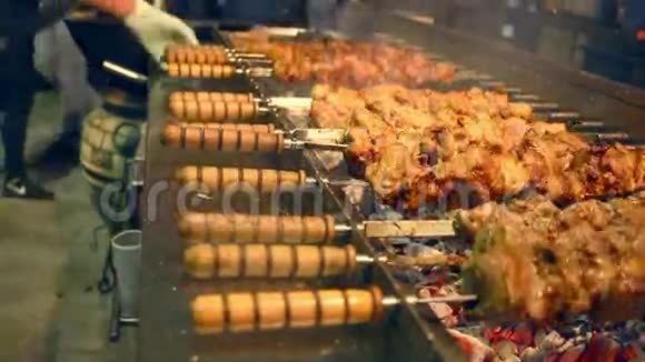 烤肉串上的肉街头美食肉串上旋转视频的预览图