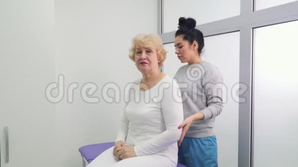 医生检查老年妇女视频的预览图