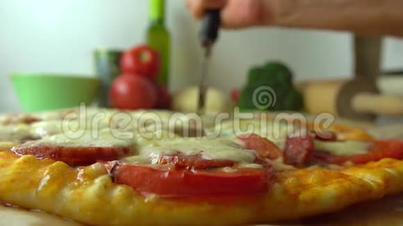 烹饪部分套餐他在切新出炉的自制披萨4K关闭视频视频的预览图