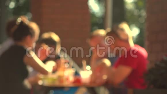 模糊的年轻人在户外吃快餐4K背景视频视频的预览图