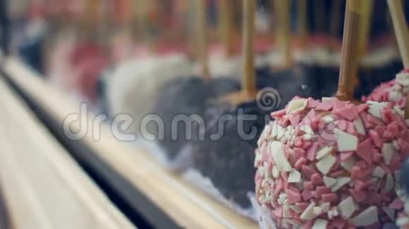 苹果上覆盖着焦糖和巧克力装饰糖果苹果视频的预览图
