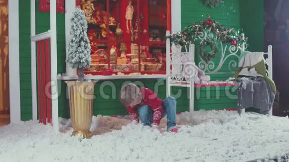 穿毛衣的男孩和驯鹿在圣诞节的室内跳跃视频的预览图