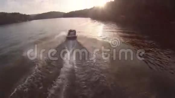湖空中日落船视频的预览图