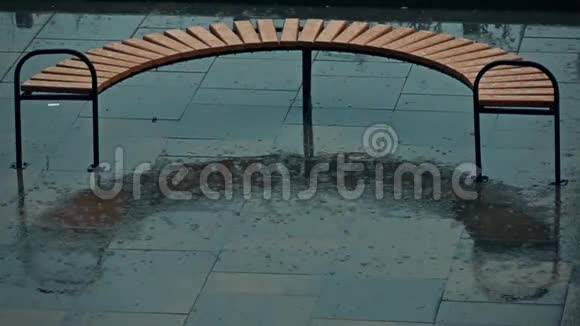 雨水中的半圆形长凳和路面上的雨滴超慢动作镜头500fps视频的预览图