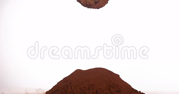巧克力落入黑粉巧克力视频的预览图