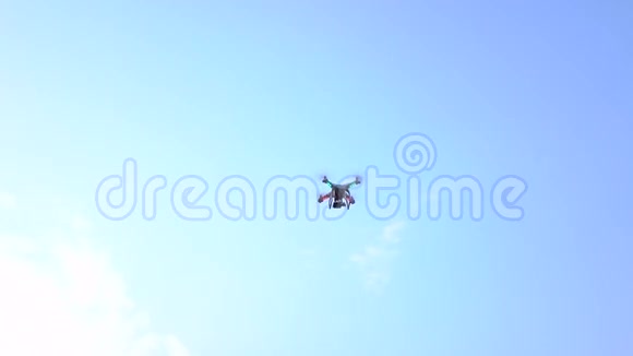 RC无人驾驶飞机带着相机在空中高飞4K长射视频的预览图