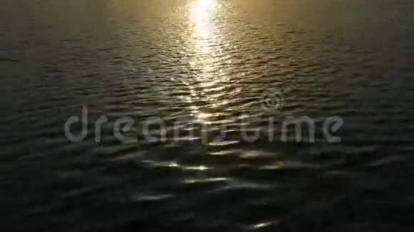 在平静的大海的涟漪中反射的日落之光视频的预览图