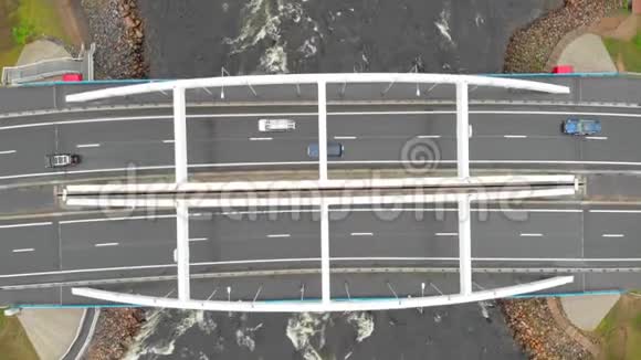 拱桥与汽车横渡河的空中视频视频的预览图
