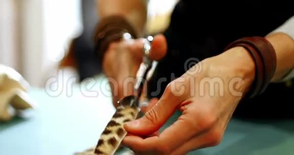 女工用剪刀剪皮革视频的预览图