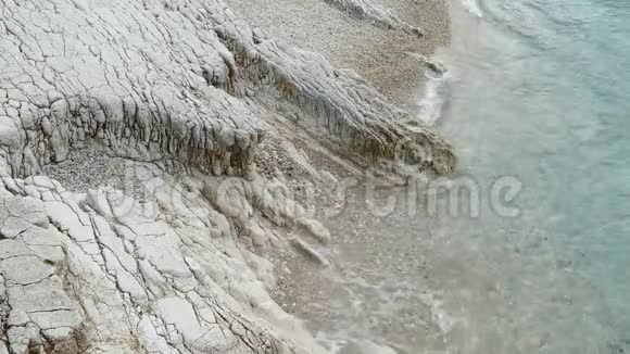 蓝色泻湖海滩海岸卡西奥皮村科孚岛希腊爱奥尼亚海的岩石海岸清澈的绿松石水视频的预览图