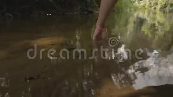 女孩手里拿着森林河的清澈的水视频的预览图