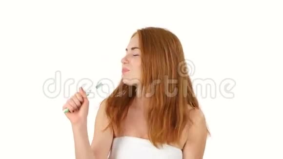 长发红发女子扎着马尾唱歌视频的预览图
