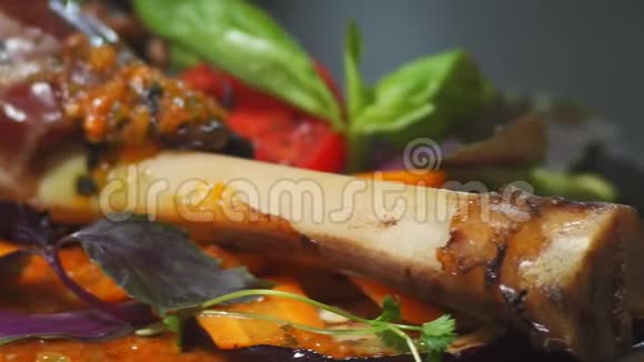 欧洲美食带蔬菜的羊肉视频的预览图