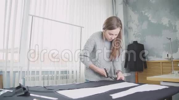 创造性职业女人创造设计师的衣服裁缝视频的预览图