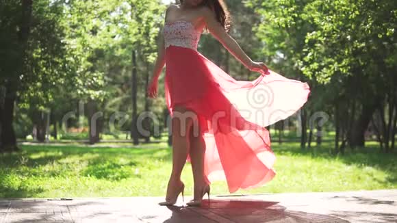 一个东部女孩的肖像美丽的年轻女孩穿着红色的裙子在绿色的背景上摆姿势流动视频的预览图
