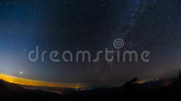 银河系和恒星的时间推移移动的天空与轮廓在高山在森林泰国视频的预览图