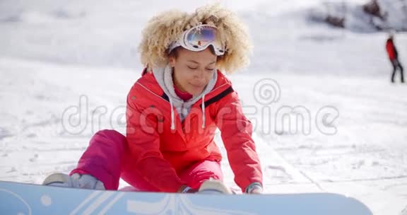 滑雪者把滑雪板贴在她的靴子上视频的预览图