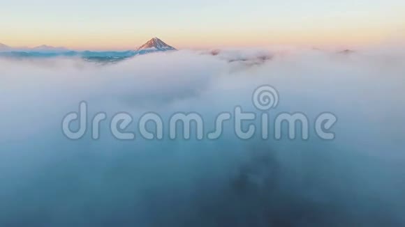 空中观景台飞机飞过云层令人惊叹的景色日落时分的山视频的预览图