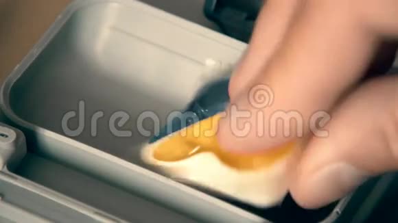 手把洗洁精片放进洗碗机视频的预览图