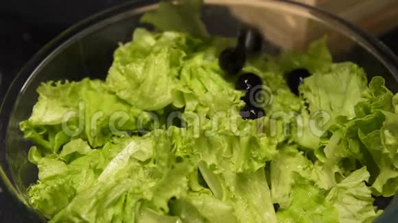 在蔬菜沙拉中加入橄榄视频的预览图