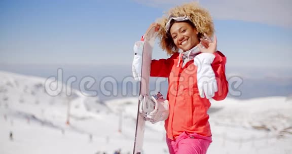 兴奋的滑雪者从坡顶挥手视频的预览图