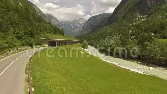 空中斯洛文尼亚特伦塔河谷美丽的山路景观视频的预览图