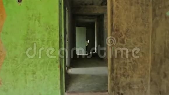 摄像机在废弃房屋的走廊上飞来飞去波夫斯泰迪康视频的预览图
