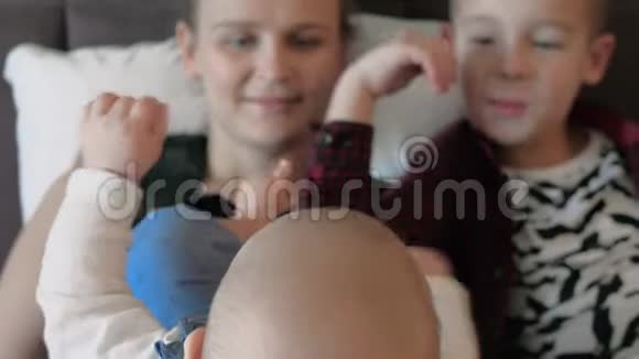 母亲带着大儿子和小女儿在家视频的预览图