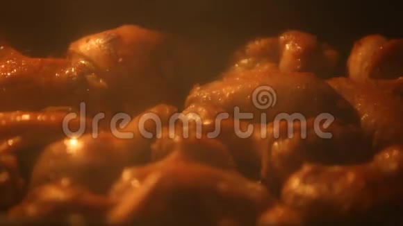 烤箱里的炸鸡视频的预览图