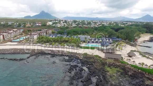 与毛里求斯当地和游客一起飞越海滩弗利肯弗拉克地区酒店建筑和海滩伞视频的预览图