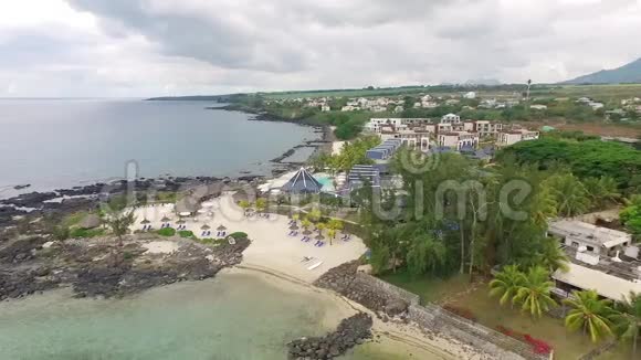 与毛里求斯当地和游客一起飞越海滩弗利肯弗拉克地区酒店建筑和海滩伞视频的预览图