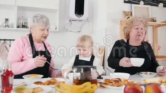 家人吃煎饼喝茶视频的预览图