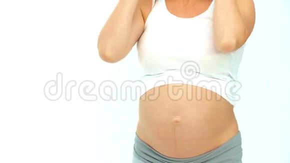 怀孕肚子上的头视频的预览图