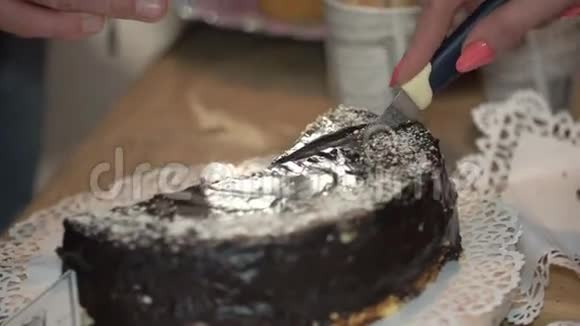 女性手切一块蛋糕特写视频的预览图