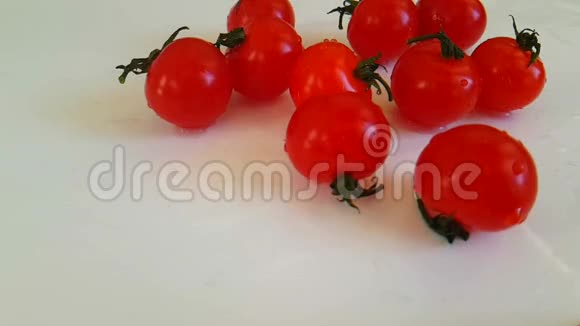 西红柿成熟健康开水浇维生素慢动拍摄湿落视频的预览图